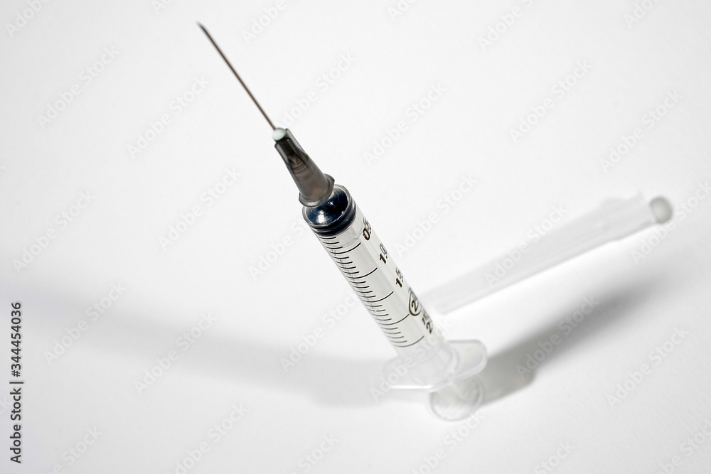 Seringue sur fond neutre blanc Seringue sur fond neutre blanc