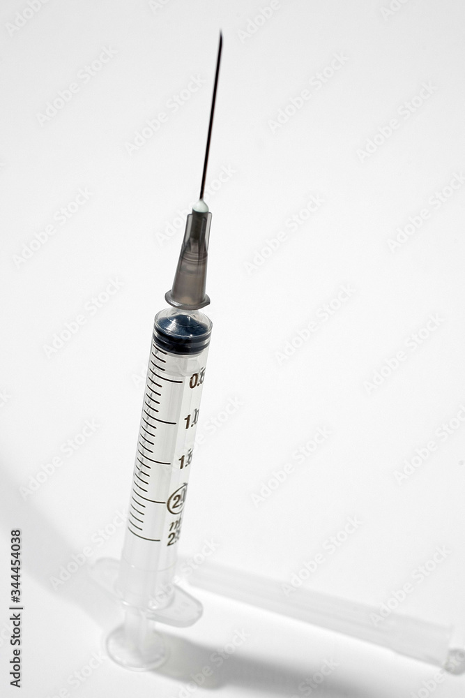 Seringue sur fond neutre blanc Seringue sur fond neutre blanc