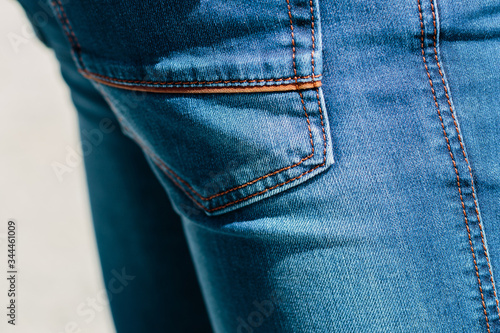 Męskie spodnie niebieskie jeansowe, zbliżenie na tle miasta.
