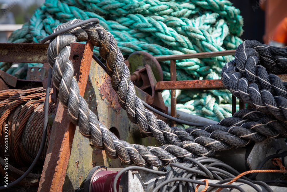 Schiffstau, Seile und Kabel vor rostigem Hintergrund