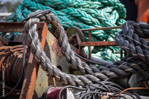 Schiffstau, Seile und Kabel vor rostigem Hintergrund