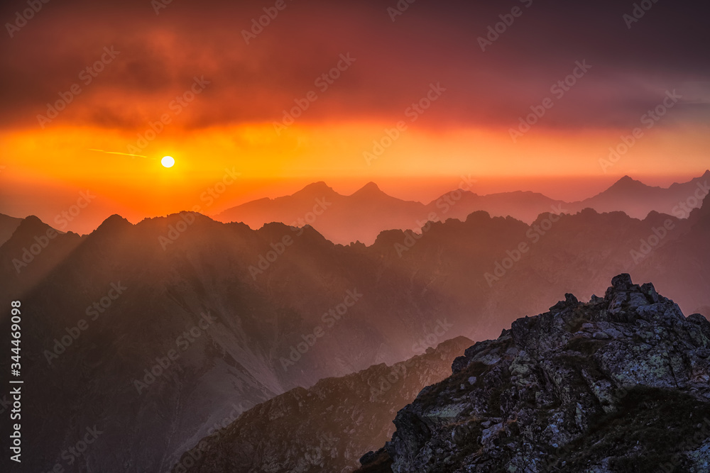 Wschód słońca nad Tatrami Wysokimi. Widok ze Świnicy.
