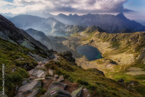 Fototapeta Naklejka Na Ścianę i Meble -  Szlak ze Świnicy do Doliny Pięciu Stawów Polskich w Tatrach Wysokich