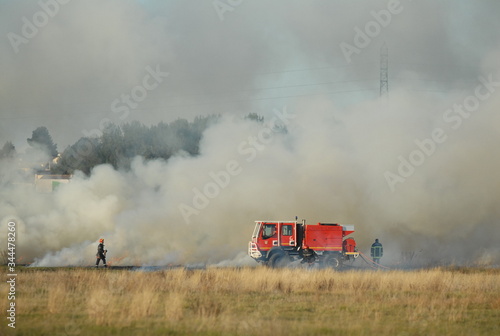 intervention des pompiers sur un feu de broussailles