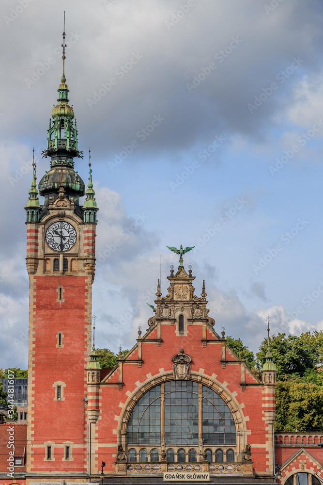 Fototapeta premium GDANSK, POLEN - 2017 AUGUST 26. The clock tower at Gdansk Glowny railway station in Poland.