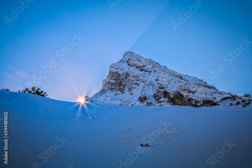 Promienie słońca wychodzące zza Kościelca w Tatrach