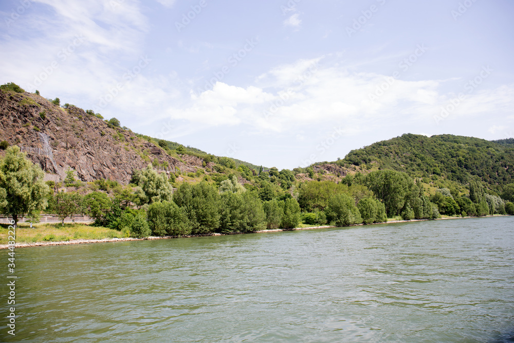 blick auf die farbenfrohe landschaft am rhein in koblenz deutschland