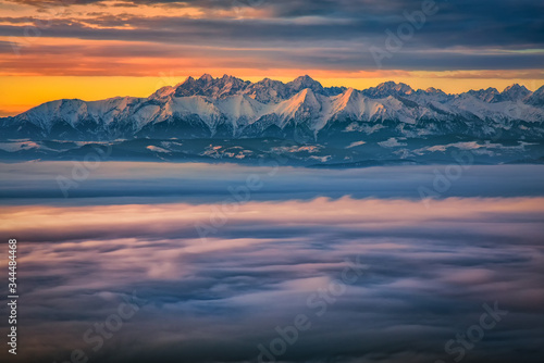 Fototapeta Naklejka Na Ścianę i Meble -  Tatrzańskie szczyty oświetlone promieniami wschodzącego słońca