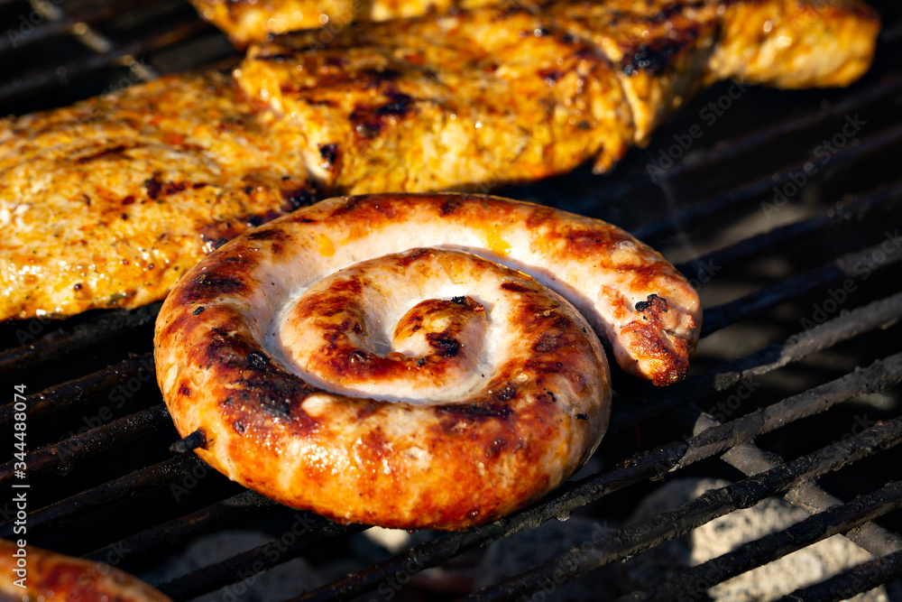 Grillwurst und Fleisch auf dem Grill Grillwurst und Fleisch auf dem Grill