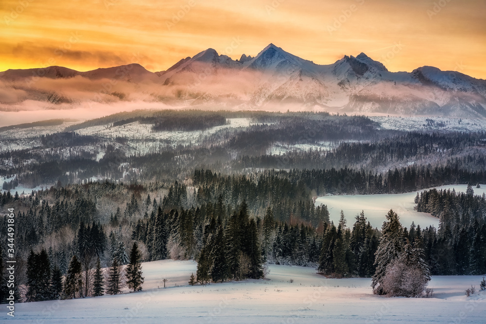 Tatry Bielskie w porannych mgiełkach tuż przed wschodem słońca w zimowej scenerii