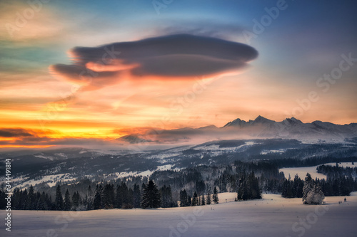Chmura soczewkowa nad Tatrami Bielskimi przed wschodem słońca