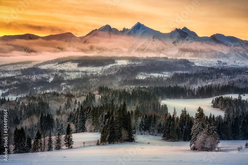 Obraz na płótnie Tatry Bielskie w porannych mgiełkach tuż przed wschodem słońca w zimowej scenerii w salonie