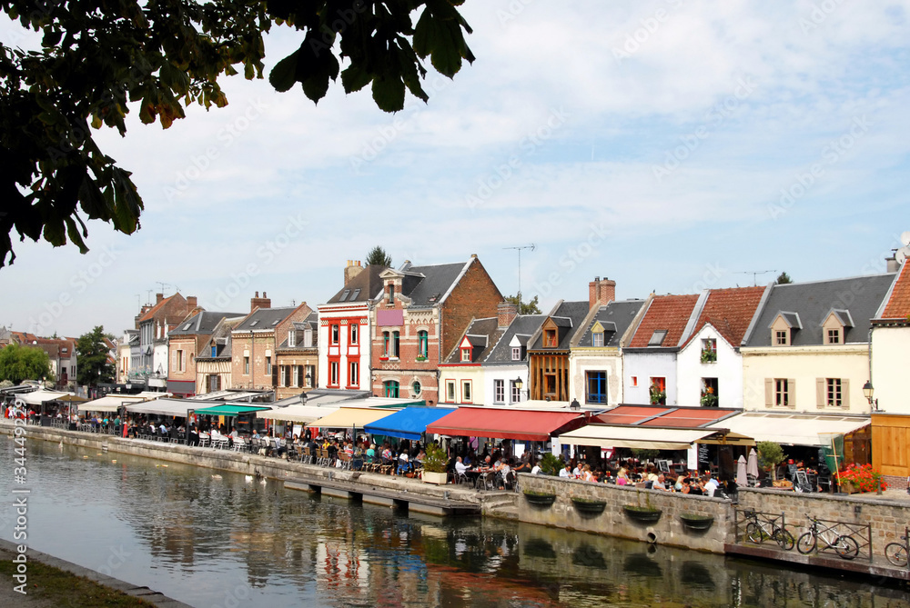 Ville d'Amiens, quartier Saint-Leu, ses restaurants au bord de l’eau ( Quai Belu) et ses maisons étroites et colorées, département de la Somme, France Ville d'Amiens, quartier Saint-Leu, ses restaurants au bord de l’eau ( Quai Belu) et ses maisons étroites et colorées, département de la Somme, France
