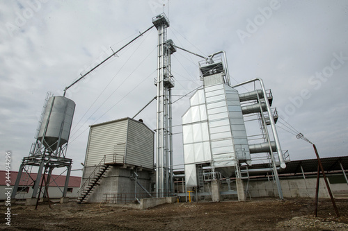 Dry grain line with dryer, conveyors, lifting platforms