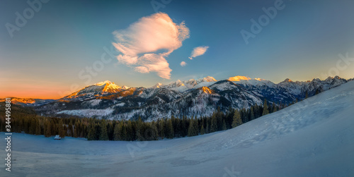 Fototapeta Naklejka Na Ścianę i Meble -  Panorama na Tatry Wysokie z Rusinowej Polany o zachodzie słońca