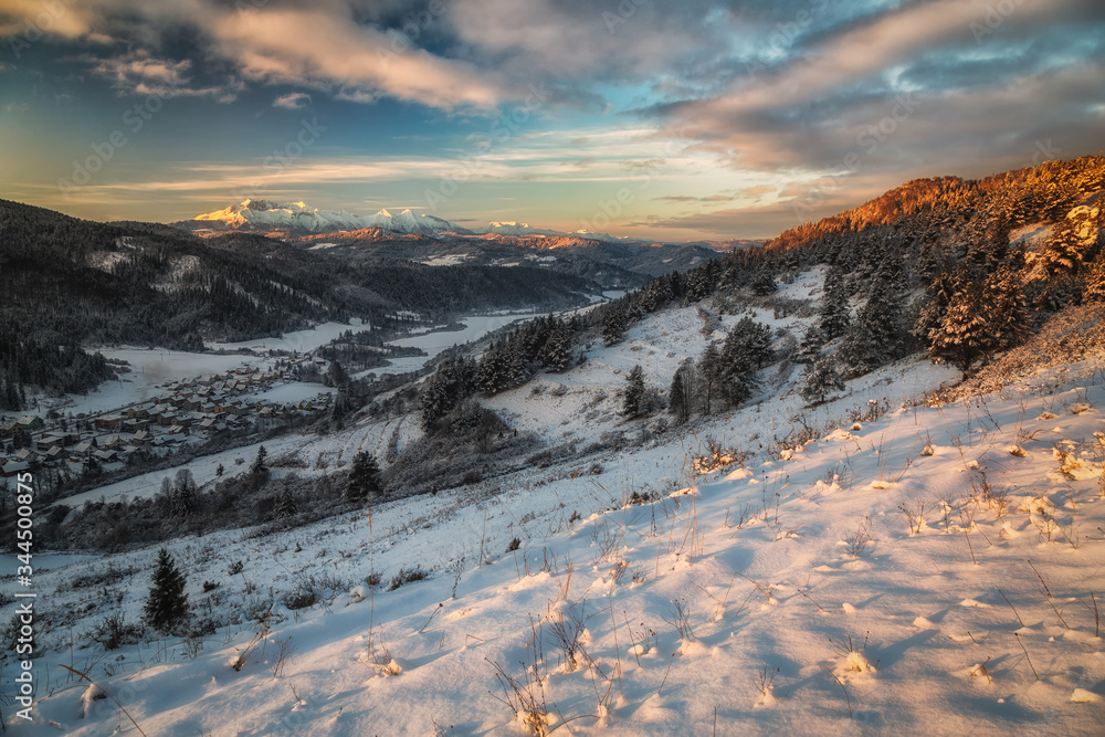 Wschód słońca na Przełęczy pod Tokarnią z widokiem na Tatry