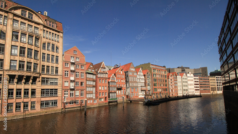 Ein letztes Stück des alten Hamburg; Blick in's Nikolaifleet (Wasserfront der Deichstraße)
