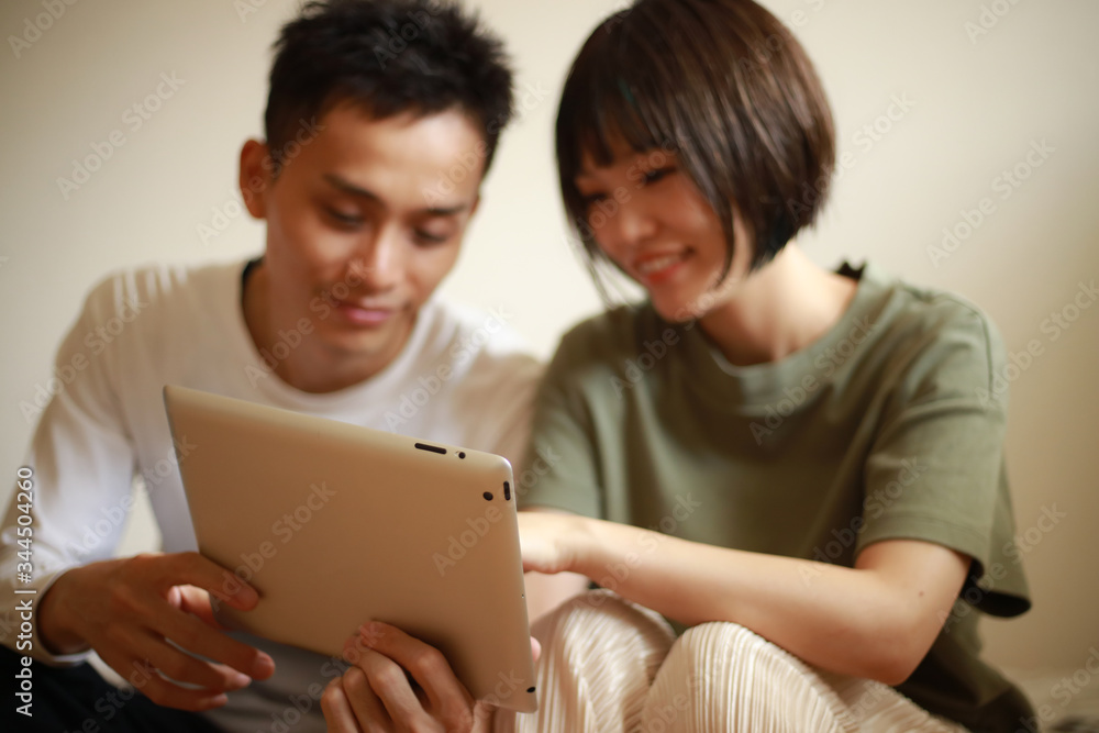 タブレット端末を使うカップル タブレット端末を使うカップル