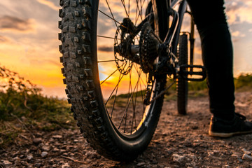 Crédence de cuisine Sport Roue arrière VTT lumière crépuscule  © Yuri Hoyda