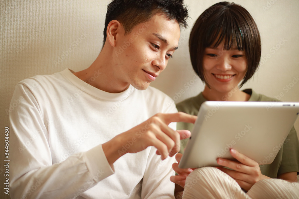 タブレット端末を使うカップル タブレット端末を使うカップル