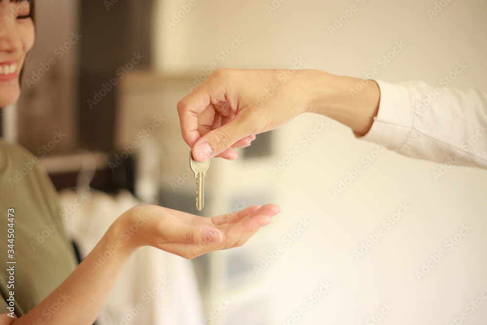 Foto 笑顔で鍵を受け取る女性