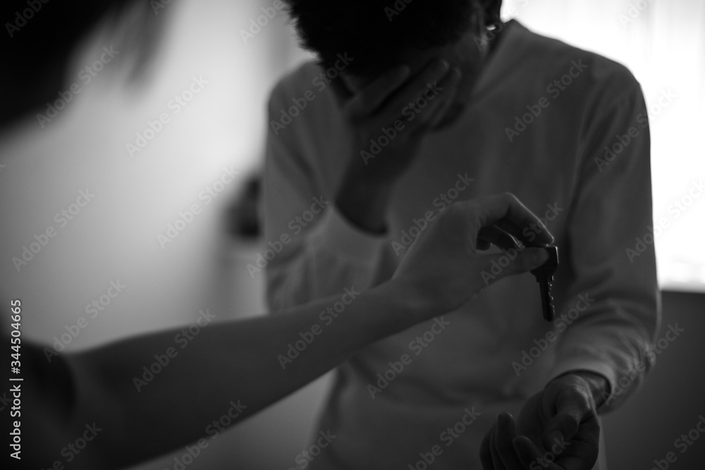泣きながら鍵を受け取る男性 泣きながら鍵を受け取る男性