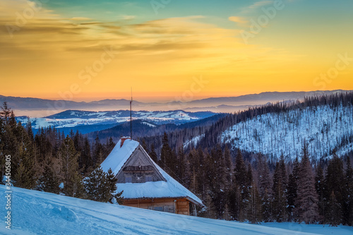 Zimowy poranek na Hali Gąsienicowej w Tatrach