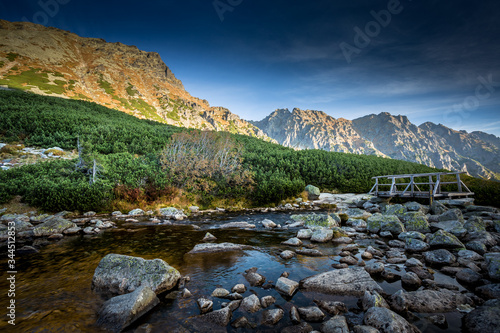Potok Roztoka wypływający z Doliny Pięciu Stawów Polskich w Tatrach Wysokich