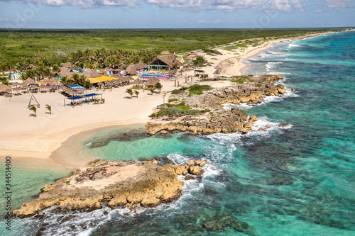 Fototapeta Naklejka Na Ścianę i Meble -  Aerial view of a gorgeous tropical island on the Caribbean Sea with turquoise waters and white sand beach