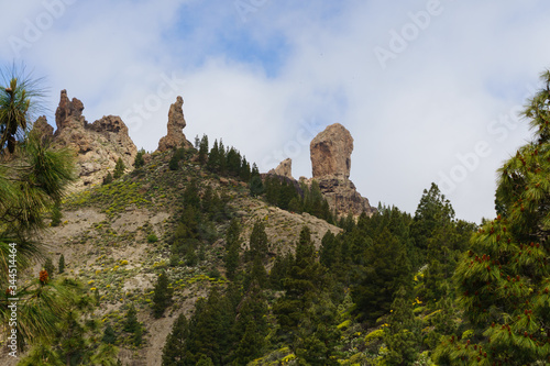 Blick auf den Roque Nublo (Wolkenfels) auf Gran Canaria im Sommer bei leicht bewölktem Himmel