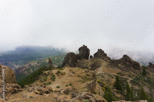 Blick vom Roque Nublo (Gran Canaria) auf die Platform davor. 