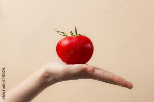 pomidor i ręka