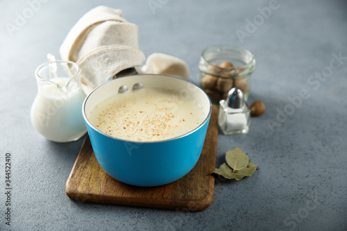 Cuadro en lienzo Homemade traditional bechamel sauce