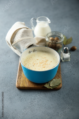 Canvastavla Homemade traditional bechamel sauce