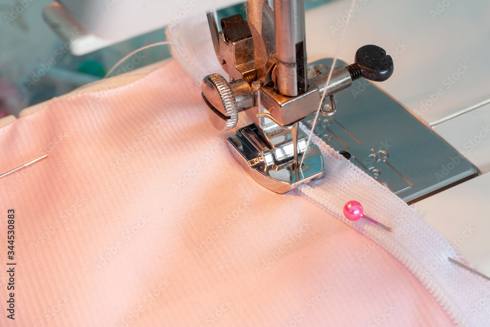 Sewing a invisible zipper with a sewing machine, technology that helps ...