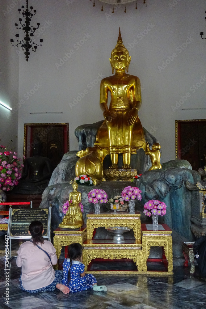 Obraz na plátně Buda dorado del templo de Wat Pho en Bangkok con personas rezando