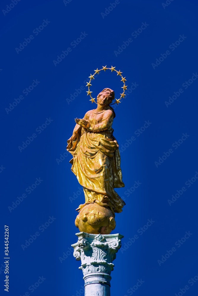 Fototapeta premium statue of virgin mary