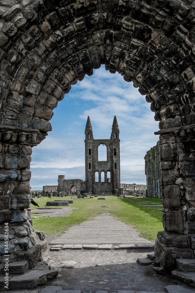 Arco di entrata dell St. Andrews Cathedral in Scozia