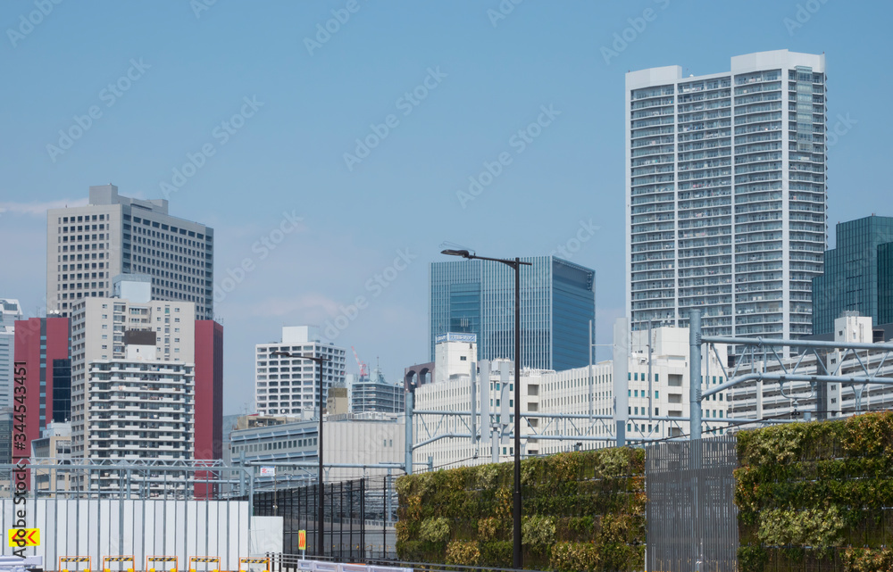 高輪ゲートウェイ駅から望む田町・芝浦とマンション群　2020年