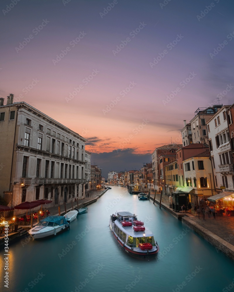 Fototapeta premium Atardecer entre los canales de Venecia
