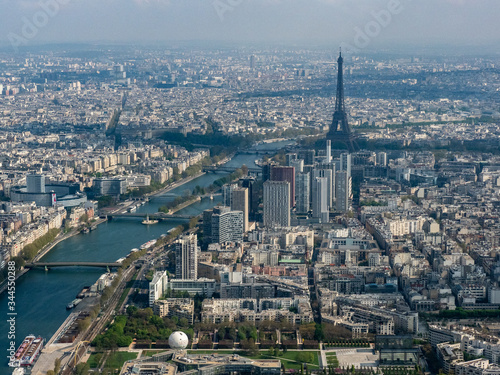 vue aérienne de la Tour Eiffel à Paris