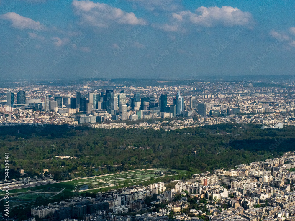 vue aérienne du Bois de Boulogne et de La Défense à Paris