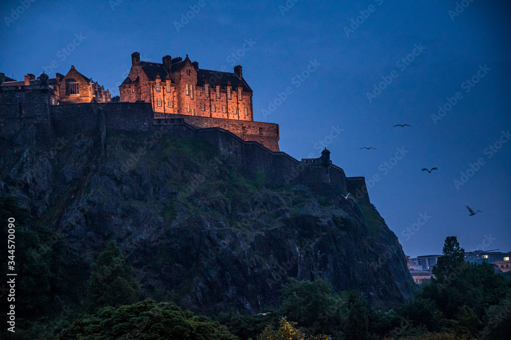Il castello di Edimburgo all'imbrunire