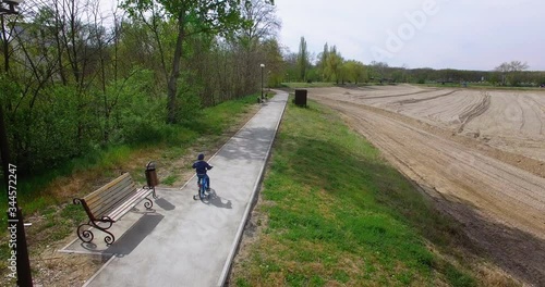 child of preschool age to ride a Bicycle with side wheels