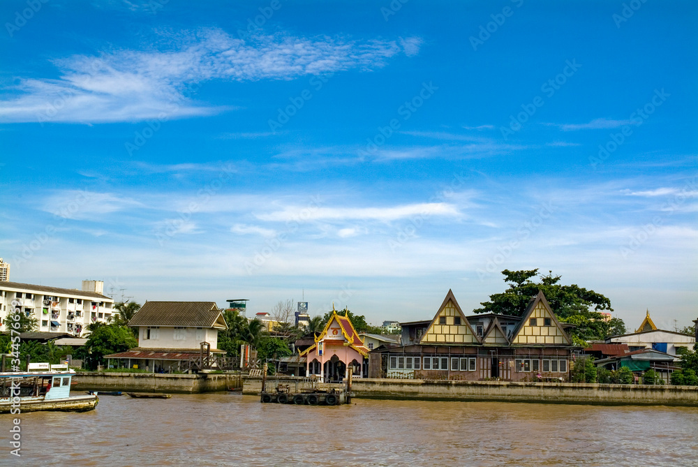 Life and houses along the river