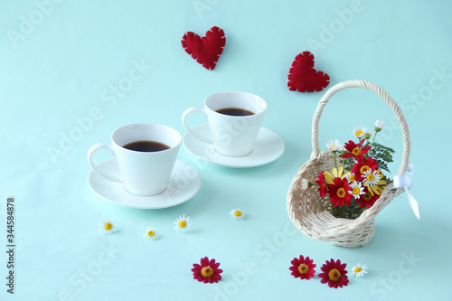 ハートと赤いマーガレットの花かごとコーヒー