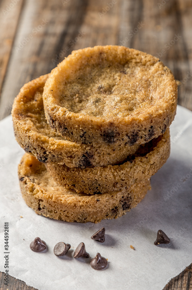 Naklejka premium homemade chocolate chip cookies on wooden table