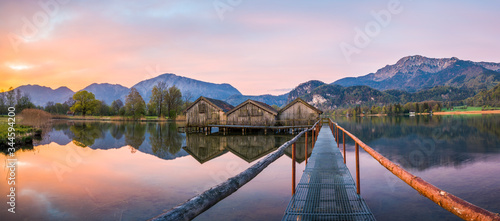 Sonnenaufgang am Kochelsee, Bayern