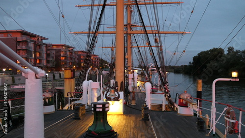 Sonnenuntergang auf dem Segelschiff