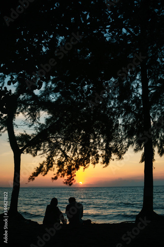 Obraz na płótnie sunset view with silhuette of two people w salonie